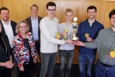 Regierungspräsidentin Marianne Thomann	- Stahl (von links)	,  Klassenlehrer 	Dennis 
Kirchmann	, Claudia Eikmann (Bezirksregierung) und 	Spielekoordinator Tobias Ibers, gratulieren den diesjährigen Siegern des 	Wirtschaftsplanspiels „Goldener E	uro“ vom 
Berufskolleg Lübbecke (von links): 	Philipp Robin, Lennard Kirchhoff, Jan	- Luca 
Grillemeier und René Knickmeier