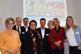Brigitte Büscher, Moderatorin, Jörg Schillinger, Sprecher der Oetker Gruppe und Sprecher des Arbeitskreises Unternehmenskommunikation der IHK Ostwest- falen, Dr. Christoph von der Heiden, IHK-Geschäftsführer, Dr. Claudia Mast, Pro- fessorin Universität Hohenheim, Jörn Harguth, Mitglied der Geschäftsleitung Dr. Wolff Gruppe, Susanne Schaefer-Dieterle, Marketing-Club OWL Bielefeld e.V., Petra Gerster, ZDF-Nachrichtenredakteurin und Buchautorin, Tina Ruthe, In- fluencerin und Bloggerin (von links).Foto: IHK Ostwestfalen