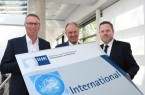 Harald Grefe, stellvertretender IHK-Hauptgeschäftsführer, Oliver Höner,  Vorsitzender des IHK-Außenwirtschaftsausschusses und Jens Heckeroth,  IHK-Referent International (von links) blicken auf das Auslandsgeschäft der 
ostwestfälischen Wirtschaft.