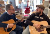 :  Groo ven  sich  schon  mal 	für  die  Tiny  Shop  Concerts  2019 	ein : (v. l.)
Steffen  G erz (wertkreis	G ü tersloh)	und Michael Tucker (Musikgalerie)