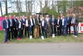 Spatenstich in Rheda-Wiedenbrück an der Straßenecke Maaßfeld/Röckinghausener Straße: Vertreter aller Beteiligten trafen sich hier, wo die Bauarbeiten für den Glasfaserausbau in den Außenbereichen der acht beteiligten Kommunen beginnen.