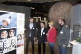 Felix Banzhaf hat in einem Zeitraum von über 1,5 Jahre die Wanderausstellung konzipiert und vermittelt Planetariumsleiter Dr. Björn Voss, Dr. Ulrike Gilhaus, Leiterin des LWL-Museumsamtes, sowie Dr. Jan Ole Kriegs, Direktor des LWL-Museums für Naturkunde, die einzelnen Ausstellungsinhalte.
Foto: LWL/Heimann