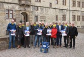 Bildunterschrift v.l.: Fast 200 ehrenamtliche Helfer organisieren den 24. Bürener Wandertag 
am 5. Mai 2019 in Wewelsburg: Peter Fuest, Kirsten John-Stucke, Leiterin Kreismuseum 
Wewelsburg, Maria Gutland, Dieter Stötefalke, Ratsherr, Christoph Segin, Jürgen 
Bauerfeind-Gutland, Michael Ossowski, Vorsitzender Heimat- und Verkehrsverein 
Wewelsburg und Sprecher der Dorfgemeinschaft, Paul Schlüter, Ortsvorsteher Günter 
Eggebrecht, Rolf Schüttelhöfer, Sylvia, Marja und Hubertus Kroll, Bernhard Funke, 
Hauptsponsor Volksbank Brilon-Büren-Salzkotten, Robert Goedde-Menke, Hegering Büren, 
Benedikt Stiewe, Volksbank	Brilon-Büren-Salzkotten, Berthold Ackfeld, Touristik-
Gemeinschaft, und Fritz Deneke, SGV.