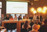 Unter der Moderation von David Embgen (ESG, v. l.) diskutierten miteinander: Moritz Homann
(SG), Yana Roitman (JEF), Greta Giesen (ESG, Pulse of Europe), Nikita Averitchev (SG), Sophie Honoré
(deutsch-französische Studentin), Eileen O’Sullivan (Volt Deutschland), Sarah Komander (Europa-AG
der   Geschwister-Scholl-Schule),   Robert   Peter   (JEF,   FreeInterrail).   Steffen   Böning   (Weberei)   und
Bürgermeister Henning Schulz  freuten sich über das rege Interesse an der Veranstaltung.