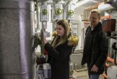 Paula Leßmann und Thomas Senke an den Ventilen im Heizungskeller	des Weserrenaissance	- M useums