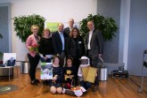 Die Grundschule Ubbedissen	erhielt für 	ihr Projekt	die meisten 
Stimmen. 
Hinten  v .l.n.r.  Sarah  Mühlenstädt,	Kirsten  Sagasser	und Ma r-
tin - Theodor   Seifert	mit Stad t werke - Geschäftsführer 	Rainer 
Mü l ler , U m weltd e zernentin   Anja   Ritschel	und Stadtwerke	-
Geschäftsführer Martin Uekmann.
Vorne v.l.n.r.	M at hilda Mühlenstädt	,  Elisa Possekel	,  Jule Hir sch