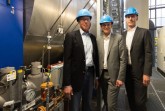 (von links): Klaus Danwerth, Leiter Erzeugung bei den Stadt- werken Bielefeld sowie die beiden Geschäftsführer Martin Uekmann und Rainer Müller schaffen für 1,4 Millionen Euro einen zweiten Heißwasserkessel an und investieren damit in die Fernwärmeversorgung von Bielefeld. Foto: Dennis Angenendt