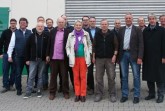 Bürgermeister Hermann Temme (1. Reihe von rechts) und Ausschussvorsitzender Robert Rissing bedankten sich bei Firmeninhaber Burkhard Ulrich (Mitte), der interessante Einblicke in sein Unternehmen gab