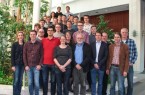 Foto (Universität Paderborn, Kamil Glabica): Die Schülerinnen und Schüler, Lehrerinnen und
Lehrer,   Schulleitung,   wissenschaftliche   Mitarbeiterinnen   und   Mitarbeiter,   Professoren   und
Kooperationspartner im Heinz Nixdorf Institut der Universität Pade