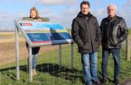 Ilona Tetzlaff, Geschäftsführerin Nordenham Marketing & Touristik e.V. und Raymond Kiesbye von der Erlebnis Bremerhaven GmbH, sowie der Nordenhamer Gerold Jürgens besuchen das neue Schild
©Erlebnis Bremerhaven GmbH