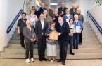 :Bürgermeister Theo Mettenborg überreichte den Gewinnerinnen und Gewinnern des 
Umweltkalender-Rätsels ihre Preise.