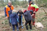 Drei Schüler der OGS Brake pflanzen unter Anleitung	 der beiden Landesverbands-Forstwirte Rainer 
Varenholz (l.) und Andreas Peglow (r.) eine Stielei	che.