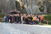 1: Deutsche und spanische Schüler und Lehrer, sowie Arne Brand posieren vor den Externsteinen. Foto: Landesverband Lippe