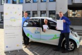 Organisator Hans Fenkl, Bürgermeister Theo Mettenborg und Martin Müller vom 
Stadtwerk Rheda-Wiedenbrück freuen sich auf den 2. Tag der Elektromobilität und laden alle
Interessierten am 27. April ab 10 Uhr auf den Bahnhofsvorplatz ein.