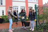 Papierschnipsel, Zigarettenkippen, Plastikflaschen, Taschentücher und vieles mehr: Mit
vereinten Kräften sammelten die Kinder der Altstadtschule rund um ihre Schule und in der
näheren Umgebung alles auf, was nicht in die Natur gehört. Unser Bild zeigt (v.r.) Kiara,
Rosalie und Rianna aus der Klasse 2b.