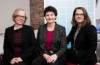 Fordern mehr Führungspositionen für Frauen in Forschung und Entwicklung: (v.l.) 	Diplom-
Ingenieurin Anja Dohmen, Gruppenleiterin bei Miele, Diplom-Physikerin Sonja Schöning, 
Professorin am Fachbereich Ingenieurwissenschaften und Mathematik der FH Bielefeld 
und Diplom-Ingenieurin Mirjana Strahinovic, selbstständig im Maschinenbau und 
Projektmanagerin am IWT-Institut an der Hochschule OWL.