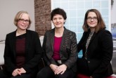 Fordern mehr Führungspositionen für Frauen in Forschung und Entwicklung: (v.l.) 	Diplom-
Ingenieurin Anja Dohmen, Gruppenleiterin bei Miele, Diplom-Physikerin Sonja Schöning, 
Professorin am Fachbereich Ingenieurwissenschaften und Mathematik der FH Bielefeld 
und Diplom-Ingenieurin Mirjana Strahinovic, selbstständig im Maschinenbau und 
Projektmanagerin am IWT-Institut an der Hochschule OWL.