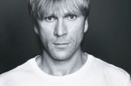 Kultkicker Ansgar Brinkmann wechselt die sportliche Showbühne: Der „Weiße Brasilianer“ tauscht für einen Abend das Rasengrün gegen das Oche, die Darts-Wurflinie, und spielt am 29. Mai 2019 vielleicht gegen den Weltranglisten-Ersten Michael van Gerwen im GERRY WEBER EVENT CENTER in HalleWestfalen.