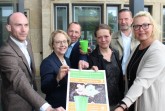 Enge Kooperation für den Pfandbecher: (v.l.) Franziskus von Boeselager (CupForCup GmbH),
Umweltdezernentin Christine Lang, Axel Glasenapp (Obermeister der Bäckerinnung) Sonja Wolters
(Leiterin   des   Fachbereichs   Umweltschutz)   Jan-Erik   Weinekötter   (Gütersloh   Marketing)   und   Ilka
Kleikemper (GEG).