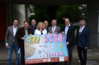 Vorstellung des Jubiläums-Lunaparks 
Beschreibung: Stellen den Jubiläums-Lunapark vor (v.l.): Vorsitzender des Schaustellervereins Hans-Otto Bröckling, Vorstandsmitglied des Schaustellervereins Andy Kohlews, Marktmeister Matthias Amediek, Vorsitzende des Betriebsausschusses und Ausschusses für Märkte und Feuerwehr Ulrike Heinemann, Vorstandsmitglied des Schaustellervereins Heiner Heidmann, Bürgermeister Michael Dreier, Marketing-Chef Jens Reinhardt und Geschäftsführer der Hochseiltruppe Geschwister Weisheit Peter Mario Weisheit. Foto: Annalena Salmen - Stadt Paderborn