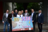 Vorstellung des Jubiläums-Lunaparks 
Beschreibung: Stellen den Jubiläums-Lunapark vor (v.l.): Vorsitzender des Schaustellervereins Hans-Otto Bröckling, Vorstandsmitglied des Schaustellervereins Andy Kohlews, Marktmeister Matthias Amediek, Vorsitzende des Betriebsausschusses und Ausschusses für Märkte und Feuerwehr Ulrike Heinemann, Vorstandsmitglied des Schaustellervereins Heiner Heidmann, Bürgermeister Michael Dreier, Marketing-Chef Jens Reinhardt und Geschäftsführer der Hochseiltruppe Geschwister Weisheit Peter Mario Weisheit. Foto: Annalena Salmen - Stadt Paderborn