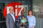 Die 100.000-Besucher-Marke ist geknackt: Thomas Richter, Vorsitzender der Ge-schäftsführung der Agentur für Arbeit Bielefeld, Javier Maria Rokoso Epam und Alexandra Klatt, Hauptverantwortliche im BiZ (v.l.n.r.).Foto: BIZ