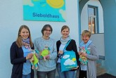 Beschenken und beraten frisch gewordene Familien im Kreis, v.l. Caroline Ruwe und Peter Herrchen, Fachstelle Frühe Hilfen, Nadine Rohr und Kerstin Möllenberg, beide Ev. Jugendhilfe Schweicheln. Foto: Ev. Jugendhilfe Schweicheln