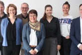 (Universität Paderborn, Jennifer Strube): Freuen sich gemeinsam auf die Veranstaltungsreihe: v. l. Ulrich Lettermann, Beate Flath, Heinrich Klingmann, Birgitt Riegraf, Maryam Momen Pour Tafreshi, Ina Heinrich und Christoph Jacke.
