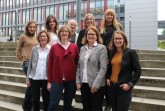 (Universität   Paderborn,   Jennifer   Strube):	Untersuchen   digitale
Lernumgebungen von Schülern: (v. l. vorne) die Projektleiterinnen Jun.-Prof. Dr.
Kamin (Bielefeld), Prof. Dr. Buhl, Prof. Dr. Meister und Dr. Bonanati (Paderborn)
sowie das Projektteam (v. l. hinten) Gerhardts, Gruchel, Kurock, Richter, Dr.
Burgfeld-Meise.