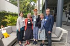 Das Organisations-Team des nächsten Kongresses freut sich nach der Wahl in der Rubell Family
Collection in Miami: (von links) Dr. Julia Draganovic, Direktorin Kunsthalle Osnabrück, Elisabeth
Lumme, hase29 Osnabrück, Monika Kordhanke, Assistentin der IKT Geschäftsstelle an der Kunsthalle
Osnabrück, Friederike Fast, Kuratorin im Marta Herford, und Roland Nachtigäller, Direktor des Marta
Herford. Foto: Ombretta Agró- Andruf