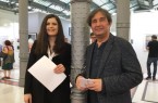 Eva Karl von der Galerie Von&Von mit dem afghanisch-deutschen, in Bielefeld ansässigen Künstler Aatifi auf der Paper Positions Berlin.Foto: Martina Bauer