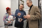 24 Kassetten, ein USB-Stick und ein Archivar	, der sich über Quellenzuwachs im Archiv freut: Almuth und
Herbert Wessel mit Stephan Grimm (Mitte) im Magazin des neuen Stadt- und Kreisarchivs an der Moltkestaße. Foto: Stadt Gütersloh