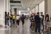 Volle Hörsäle, gut besuchte Infostände: Der vierte Tag der offenen Tür an der FH Bielefeld lockte 7.000 Besucherinnen und Besucher in das Hauptgebäude auf dem Campus Nord. Foto:  FH Bielefeld
