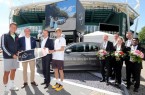 Offizieller Startschuss für den Fahrservice bei den 27. NOVENTI OPEN (vorne von links): Die ATP-Profis Sergiy Stakhovsky und Andrey Rublev (außen links und rechts), Jörg Heidemann, Leiter Verkauf PKW und Mitglied der Geschäftsleitung bei Mercedes-Benz „Beresa“  und Turnierdirektor Ralf Weber. Daneben Fahrerinnen und Fahrer des insgesamt 27-köpfigen Shuttle-Teams. © NOVENTI OPEN/Halle Westfalen