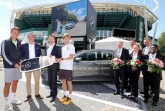 Offizieller Startschuss für den Fahrservice bei den 27. NOVENTI OPEN (vorne von links): Die ATP-Profis Sergiy Stakhovsky und Andrey Rublev (außen links und rechts), Jörg Heidemann, Leiter Verkauf PKW und Mitglied der Geschäftsleitung bei Mercedes-Benz „Beresa“  und Turnierdirektor Ralf Weber. Daneben Fahrerinnen und Fahrer des insgesamt 27-köpfigen Shuttle-Teams. © NOVENTI OPEN/Halle Westfalen