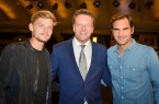 Gemeinsamer Auftritt vor dem Finale der 27. NOVENTI OPEN: Turnierdirektor Ralf Weber (Mitte) mit den Finalisten David Goffin (links) und Roger Federer. © NOVENTI OPEN/HalleWestfalen