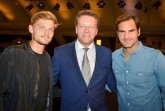 Gemeinsamer Auftritt vor dem Finale der 27. NOVENTI OPEN: Turnierdirektor Ralf Weber (Mitte) mit den Finalisten David Goffin (links) und Roger Federer. © NOVENTI OPEN/HalleWestfalen