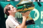 Ein Kuss für den Pokal. Der Sieger der 27. NOVENTI OPEN, Roger Federer. © NOVENTI OPEN/HalleWestfalen