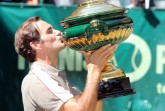 Ein Kuss für den Pokal. Der Sieger der 27. NOVENTI OPEN, Roger Federer. © NOVENTI OPEN/HalleWestfalen