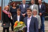 Prof. Dr. René Fahr (vorne) mit Uni-Präsidentin Prof. Dr. Birgitt Riegraf und Vizepräsidentin Simone Probst ( 2. Reihe v. l.) sowie (hinten v.l.) Senatssprecherin Prof. Dr. Merle Tönnies, Hochschulratsvorsitzende Dr. Dagmar Simon, Vizepräsident Prof. Dr. Volker Schöppner, Vizepräsident Prof. Torsten Meier und Vizepräsident Prof. Dr. Johannes Blömer. Foto :Universität Paderborn, Simon Ratmann