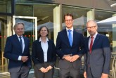 Landrat Manfred Müller, Annette Nothnagel und Herbert Weber (beide OWL GmbH) im Gepräch mit NRW-Verkehrsminister Hendrik Wüst anlässlich des Frühjahrsempfangs der Regionen im Landtag NRW.