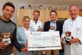 Neue Spende für das Kinder- und Jugendzentrum des Evangelischen Klinikums Bethel: Turnierdirektor Ralf Weber (2.v.r) überreichte gemeinsam mit den French Open-Champions im Doppel, Andreas Mies (links) und Kevin Krawietz (Mitte) einen 10.000-Euro-Scheck an Dr. Maren Thäter, Vorsitzende Geschäftsführerin Evangelisches Klinikum, und an Hans-Georg Bresser, Leitender Oberarzt der Klinik für Kinder- und Jugendmedizin. © NOVENTI OPEN/HalleWestfalen.