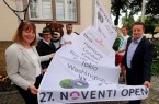 Startschuss für die 27. NOVENTI OPEN auf dem Rathausvorplatz. Beim Hissen der Flaggen v.l.n.r.: Bürgermeisterin Anne Rodenbrock-Wesselmann, der „Haller Wilhelm“, Turniermaskottchen „Gerry Berry“, Goran Ivanisevic, Florian Mayer und Turnierdirektor Ralf Weber. © NOVENTI OPEN/HalleWestfalen