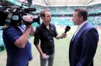 Gefragter Interviewgast: Turnierdirektor Ralf Weber (rechts) im Interview mit Sky-Reporter Marco Wiefel. © NOVENTI OPEN/HalleWestfalen