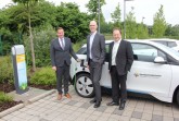Auf dem Besucherparkplatz der Handwerkskammer kann jetzt jeder sein E-Auto aufladen. Dr. Jens Prager, Hauptamtlicher Geschäftsführer der Handwerkskammer sowie die beiden Stadtwerke-Vertreter Rainer Müller, Geschäftsführer und Michael Dammann, Vertriebsmitarbeiter, nahmen die Ladesäule in Betrieb. Foto: Yvonne Liebold
