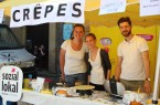Crêpes und Waffeln für den guten Zweck: (v.l.) Katharina Scherf, Lotte Prädikow und Knud Kransmann von der studentischen Initiative soziallokal auf dem Aurora-Stiftungsfest 2018 für. Foto: Martina Bauer