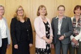 Dr. Olivia Berkeley-Christmann (3. von links) und Regierungspräsidentin Marianne Thomann-Stahl (4. von links) haben in Detmold gemeinsam mit Regierungsvizepräsidentin Anke Recklies (rechts), Christine Tellbüscher-Beckfeld, Dezernentin für Schulrecht (von links) und Monika Kabst, schulfachliche Dezernentin für Französisch (beide: Bezirksregierung) ein Gespräch über die Intensivierung des deutsch-französischen Austausches geführt.