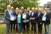Erfolgreiche Kooperation - stellten die gemeinsame Broschüre vor: Stellvertretender IHK-Hauptgeschäftsführer Harald Grefe, IHK-Referent Gerald Blome, Prof. Dr. Roland Sossinka (BUND), Dr. Wiebke Homann (NABU), Karten Otte (Stiftung Natur Ravensberg, Bezirkskonferenz Naturschutz),  Claudia Quirini-Jürgens (Naturwissenschaftlicher Verein, Biologische Station Bielefeld-Gütersloh), Werner Schulze (Westf. Entomologen), IHK-Hauptgeschäftsführer Thomas Niehoff, Martin Enderle (Pro Grün BI), Hubertus Beringmeier (Westf.-Lippischer Landwirtschaftsverband), Stephan Sauer (Westf.- Lippischer Landwirtschaftsverband)   
(Foto: IHK)
