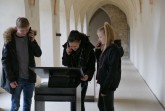 Aufgehorcht: Mit dem neuen Audioguide können Kinder und Erwachsene spielerisch die historische Klausur des Klosters erkunden. (Foto: LWL/Kristina Schellenberg)