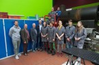 Die erfolgreichen Teilnehmer des Tischlerworkshops sowie die Projektbeteiligten vor den limettengrünen Wandplatten in der  MINT-Werkstatt der Entdeckungen. Alessandro Breddin (oben hockend), Pascal Eikermann, Tischlermeister Christian Thoren, (unten v.l.) Technikbetreuer Bastian Ruhe von der Sekundarschule Nordlippe, VBE-Geschäftsführer Sven Oehlmann, Förderer Dr. Burghard Lehmann von der Osthushenrich-Stiftung, LEL-Projektkoordinator Jochen Brunsiek, Niklas Eifler, Justin Hönick, Tobias Schäfer, John Rundau und Lea Melcher.